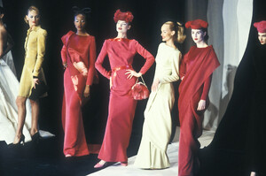 1673262323_Givenchy1996WomenRTW103.thumb.jpg.4e168d4f4a979d1c77c7ab4a64ad2953.jpg