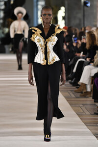 1718460898_wwdschiaparelli-hc-ss22-pfw-13.thumb.jpeg.af8a1dc9353070fc959af076598ca37c.jpeg