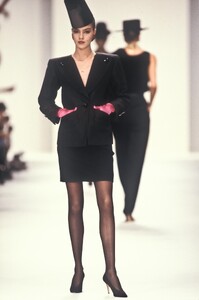 1729970608_YvesSaintLaurent1988WomenRTW59.thumb.jpg.e27c4edf1de521a699a74cce4b4486a3.jpg