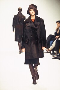 1740305865_Prada1993WomenRTW7.thumb.jpg.7850d7318b40e50569c5b9a7cc8811a5.jpg