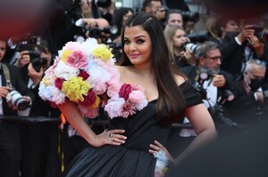 cannes 2002 red carpet aishwarya rai bachchan in black dress 18.jpg