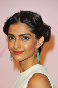 Sonam+Kapoor+Dangle+Earrings+Dangling+Gemstone+Eo07m7giM11x.jpg