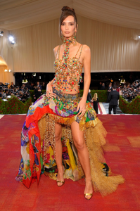 1759054327_1395078397The2022MetGalaCelebratingInAmerica-AnAnthologyofFashion-RedCarpet.png