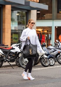 1769984914_Rosie-Huntington-Whiteley---Dons-3100-YSL-bag-to-the-gym-in-London-05.thumb.jpg.87e1cf231b3a47ed852c483584b18bba.jpg