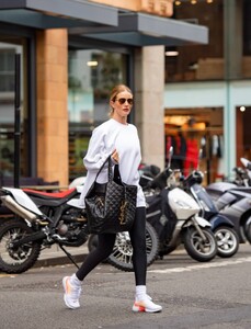 1816557516_Rosie-Huntington-Whiteley---Dons-3100-YSL-bag-to-the-gym-in-London-02.thumb.jpg.a09fe63ebd6148a7b7887c5a563498f8.jpg