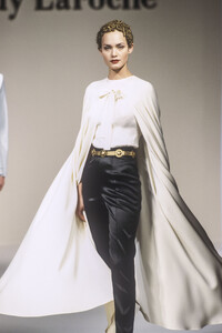 1864596880_GuyLaroche1994HauteCouture23.thumb.jpg.0d9d53adf9c87e27c140bd9d53968cf6.jpg