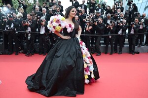 1898208468_cannes2002redcarpetaishwaryaraibachchaninblackdress1.thumb.jpg.fd9bef1106655187ceeb6e8ce7abeb0a.jpg