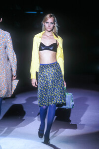 1926122716_VersusbyDonatella1996WomenRTW48.thumb.jpg.08571bc5eb490037cf23656c30f3ca6f.jpg