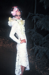 1993330499_Givenchy1996HauteCouture32.thumb.jpg.981334b491c58e2b0f697df74af2723c.jpg