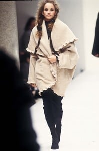 2001796667_Fendi1993WomenRTW171.thumb.jpg.eb2d3198503bc28d04ae3d9d31a38fc7.jpg