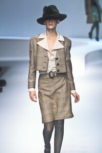 2072466028_Valentino1996WomenRTW6.thumb.jpg.ccb1149ae32794b2782e02fdfa0a218b.jpg