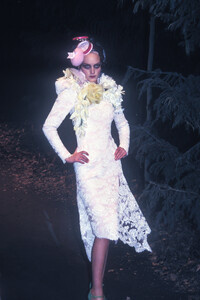 2094020977_Givenchy1996HauteCouture78.thumb.jpg.2fef9a45783125accf17bec289edd1b6.jpg