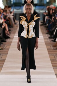 284518135_vogue.com00013-Schiaparelli-Couture-Spring-22-credit-Gorunway.thumb.jpeg.b44ea24b6577c0c43ec6a105edce271e.jpeg