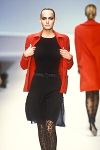 293275632_Valentino1996WomenRTW122.thumb.jpg.d3533349aa3cc72a532d16ac209de8d5.jpg