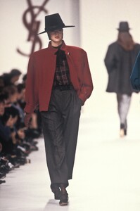 342981735_YvesSaintLaurent1988WomenRTW145.thumb.jpg.8c655371a65ccee0dab10cb00c0ace68.jpg