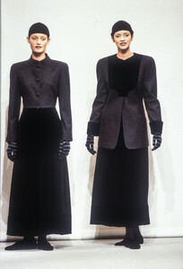 383262871_Krizia1993WomenRTW113.thumb.jpg.30b8e0e5c8a30a7a3faa05b4caab86be.jpg