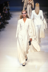 435025536_ChristianDior1996WomenRTW40.thumb.jpg.f3db7217684659ab220296c0b5334054.jpg