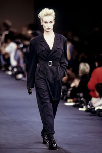 472381814_YohjiYamamoto1988WomenRTW74.thumb.jpg.2b3f6a446b7f748989692ef1a62e6a03.jpg