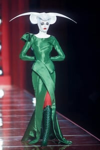 507929092_ChristianDior2000HauteCouture13.thumb.jpg.83112a6bc980f1676f3081b56509fbf9.jpg