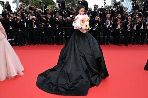 549051935_cannes2002redcarpetaishwaryaraibachchaninblackdress10.thumb.jpg.b66c75172bda1dab593fa5dc3df5326f.jpg