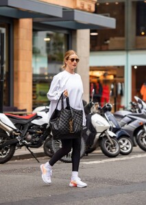 549687611_Rosie-Huntington-Whiteley---Dons-3100-YSL-bag-to-the-gym-in-London-03.thumb.jpg.8231a05e9d0cab45253ee4b73c202c63.jpg