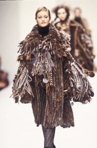 5697248_Fendi1993WomenRTW130.thumb.jpg.cd18ec581e47ca318a371cf16c34ef41.jpg