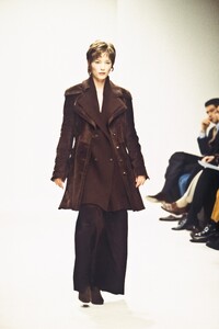 604844311_Prada1993WomenRTW70.thumb.jpg.35c9f8e57e575eb07807b9c739b39d0f.jpg