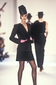 612856733_YvesSaintLaurent1988WomenRTW60.thumb.jpg.04c26a963da30b150c5e7075ece6c482.jpg