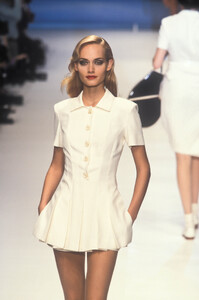 656822829_ChristianDior1996WomenRTW10.thumb.jpg.a445a6d5e3a808b7b25d94ad1af5d407.jpg