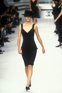 725332720_Chanel1995HauteCouture158.thumb.jpg.40fe46589ad987972b1b32efa4de081d.jpg