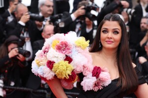 782651569_cannes2002redcarpetaishwaryaraibachchaninblackdress12.thumb.jpg.45fb3863993a791276d74a9ebf1e9fc0.jpg