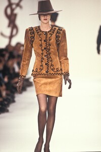 808784065_YvesSaintLaurent1988WomenRTW117.thumb.jpg.8314929f25b99ff9e9bc33655e80883d.jpg