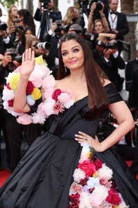 815221249_cannes2002redcarpetaishwaryaraibachchaninblackdress19.thumb.jpg.bcd4a1919b2acc1f142bb387e921958f.jpg