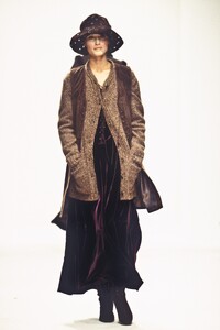 843445207_Prada1993WomenRTW44.thumb.jpg.06f14f41449a068d51c987f0ecd92a59.jpg