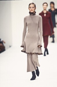 895323315_Fendi1993WomenRTW159.thumb.jpg.5c210723773ff0b842e622815364900d.jpg