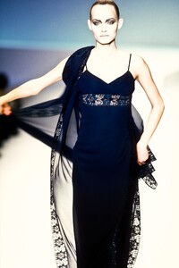 919903387_Valentino1996WomenRTW228.thumb.jpg.98eebd325902d2a203ecf17499629fb3.jpg