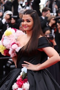 944573478_cannes2002redcarpetaishwaryaraibachchaninblackdress14.thumb.jpg.83e43bfc5139cec8500497914735b0fc.jpg