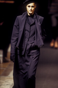 97335312_CherMichelKlein1993WomenRTW102.thumb.jpg.d0d7fe0cc699bab233977a53838f091a.jpg