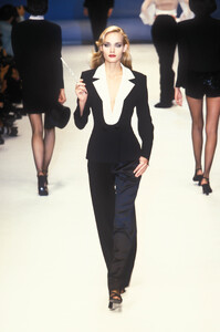 976370533_ChristianDior1996WomenRTW81.thumb.jpg.412bbfef68339de815bccb7c0e780184.jpg