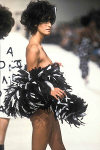 989639875_Chanel1997WomenRTW167.thumb.jpg.1e3ed1e8362e59e00560d40a5316411c.jpg