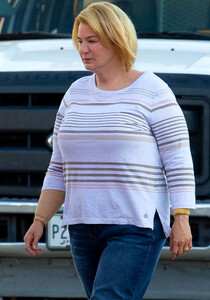 Renee-Zellweger-Unrecognizable-Character-During-Ant-Anstead-Set-Visit-003.jpg