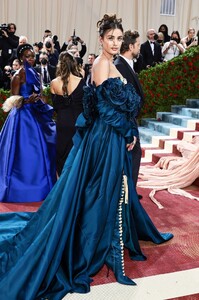 all-the-looks-met-gala-2022-taylor-hill.thumb.jpg.77d4df109ea856e765f50e9e17610726.jpg