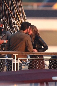 ana-de-armas-and-chris-evans-kissing-on-the-set-of-ghosted-in-washington-05-05-2022-0.thumb.jpg.870e678c7d3575113c20b79e364a6e80.jpg