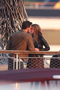 ana-de-armas-and-chris-evans-kissing-on-the-set-of-ghosted-in-washington-05-05-2022-1.thumb.jpg.0e290f837adf662994ed32f640d40bd5.jpg