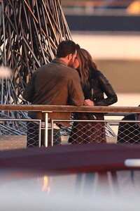 ana-de-armas-and-chris-evans-kissing-on-the-set-of-ghosted-in-washington-05-05-2022-2.thumb.jpg.8a9d050298fd94438cefacb32acf4647.jpg