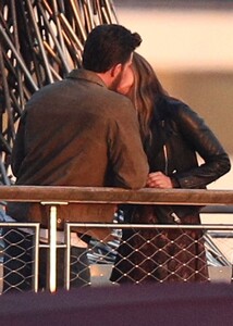 ana-de-armas-and-chris-evans-kissing-on-the-set-of-ghosted-in-washington-05-05-2022-6.thumb.jpg.65f391400d8726ff41213dec0f3a2dcd.jpg