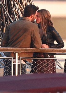 ana-de-armas-and-chris-evans-kissing-on-the-set-of-ghosted-in-washington-05-05-2022-7.thumb.jpg.2ad1b90a7576934a1039dbfb9ed44d95.jpg
