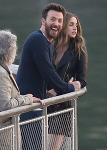 ana-de-armas-and-chris-evans-kissing-on-the-set-of-ghosted-in-washington-05-05-2022-8.thumb.jpg.33fe2617249982b5326cc0cb4f81a6eb.jpg