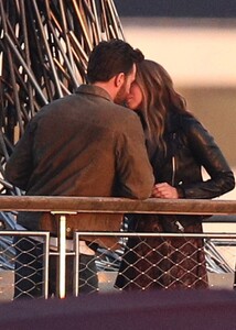 ana-de-armas-and-chris-evans-kissing-on-the-set-of-ghosted-in-washington-05-05-2022-9.thumb.jpg.e75957964c2a602955342bcc793619f5.jpg