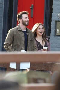ana-de-armas-and-chris-evans-on-the-set-of-ghosted-in-washington-dc-05-04-2022-5.thumb.jpg.8c0a32e642750a1bf63e2ce55a406bf2.jpg